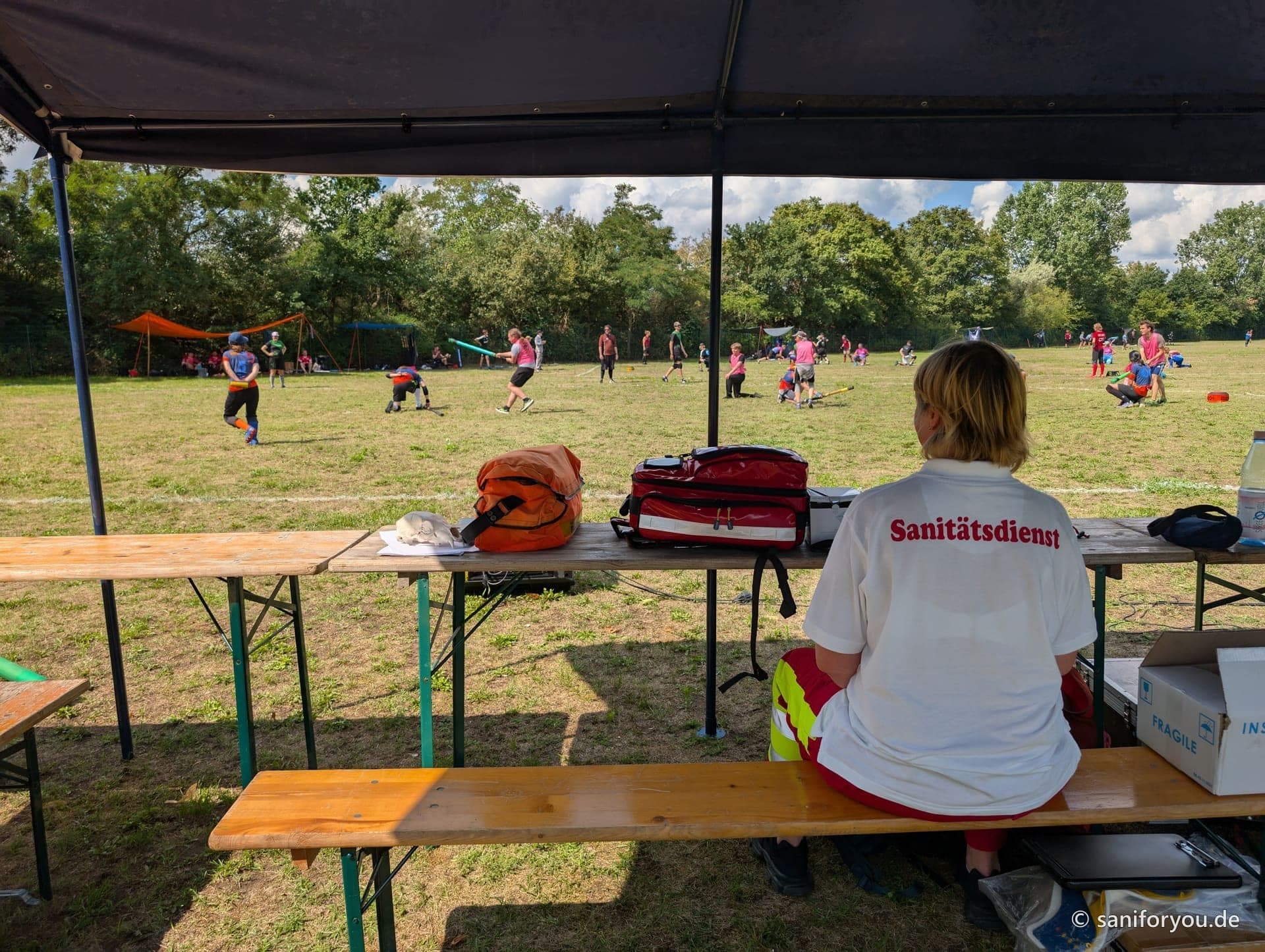 Sanitätsdienst-Pavillon mit Notfallrucksack während eines Jugger-Turniers auf einer Wiese