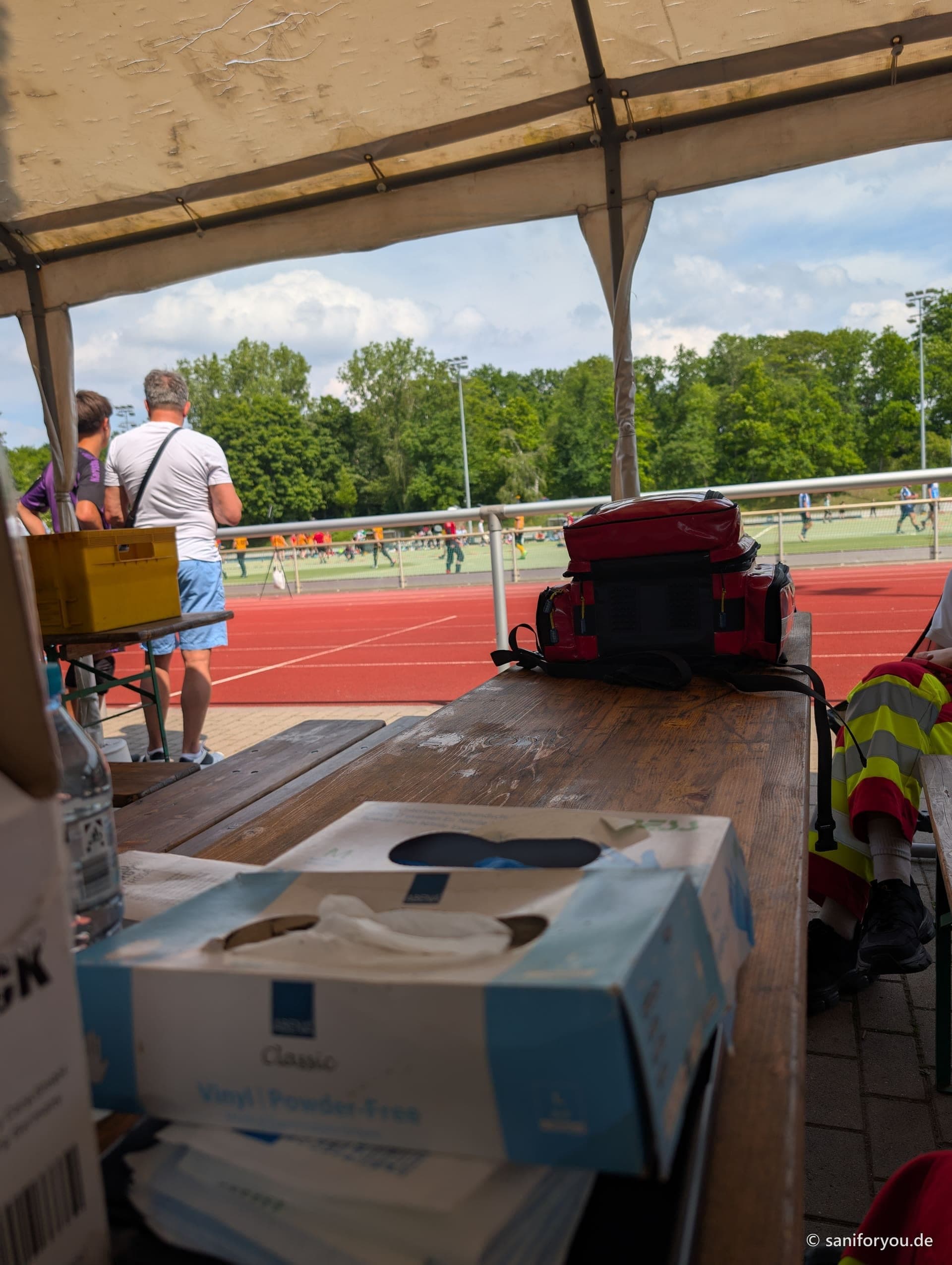 Notfallrucksack auf einer Bierzeltgarnitur unter dem Sanitätsdienst-Pavillon