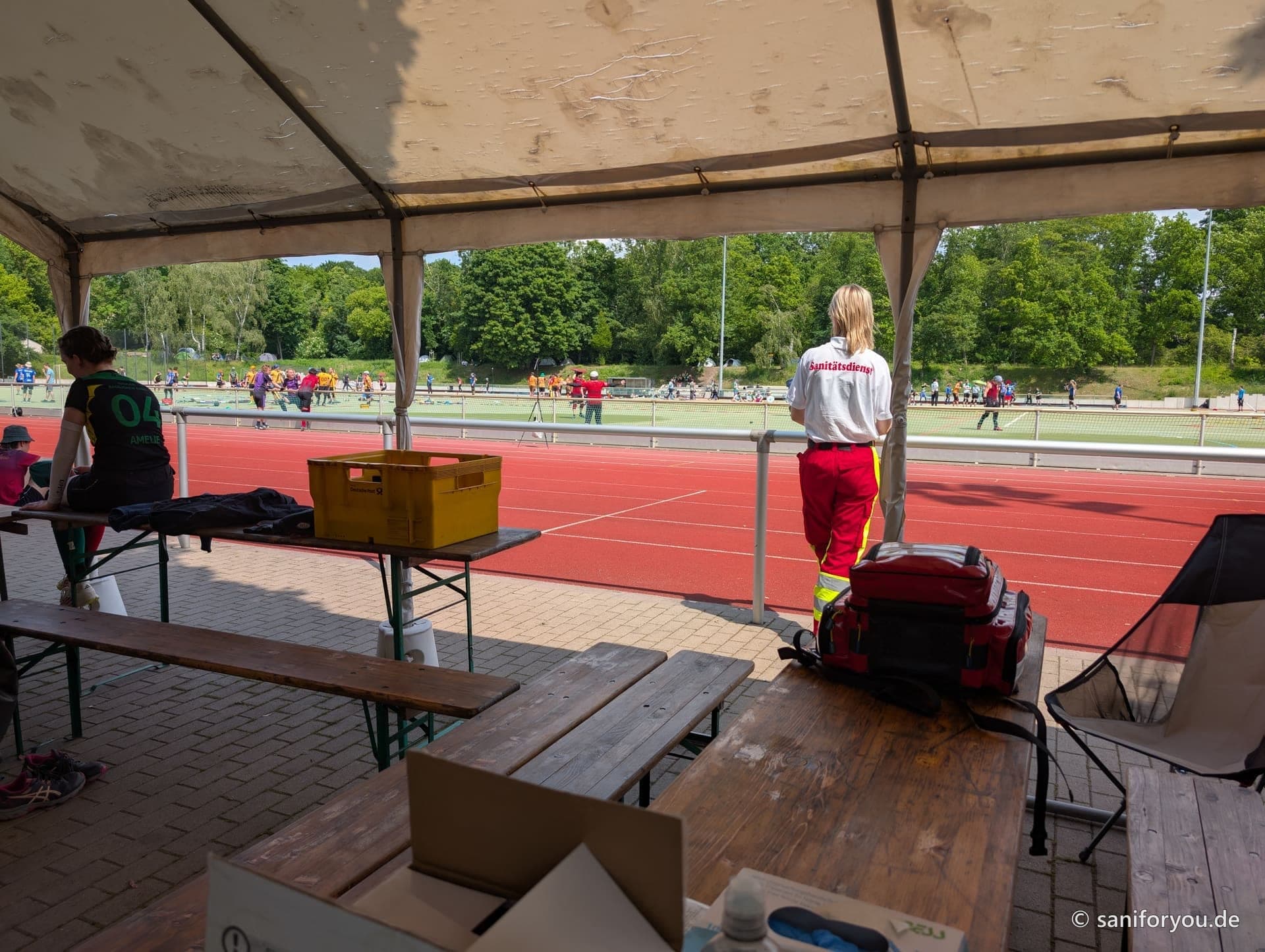 Sanitäterin von SaniForYou im Sanitätsdienst-Trikot bei einer Sportveranstaltung am Stadion